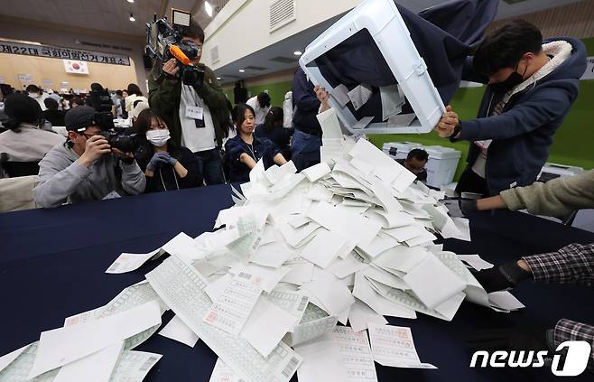 제22대 국회의원 선거 투표가 종료된 10일 오후 서울 용산구 신광여고에 마련된 개표소에서 개표사무원들이 투표함을 개함하고 있다. ⓒ News1 김민지 기자