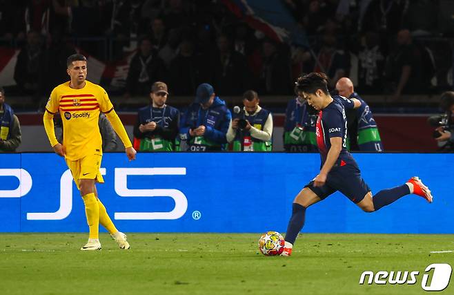 파리 생제르맹(PSG)의 이강인(19)이 10일(현지 시간) 프랑스 파리 파르크 데 프랭스에서 열린 FC 바르셀로나(스페인)와의 유럽축구연맹(UEFA) 챔피언스리그(UCL) 8강 1차전 경기에서 골문을 향해 슈팅하고 있다. 2024.4.11/뉴스1 ⓒ News1 이준성 기자