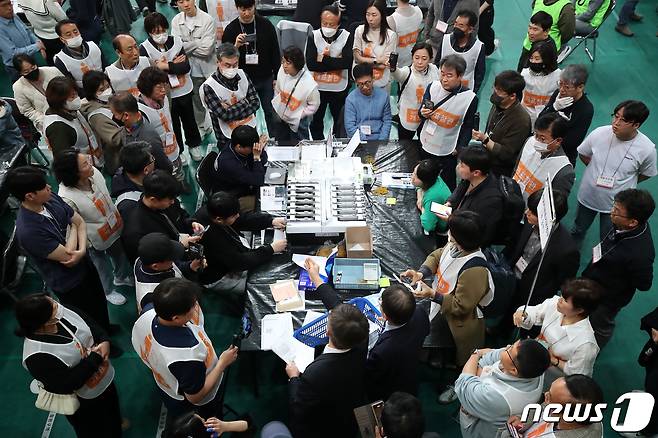 22대 국회의원 선거가 종료된 10일 오후 대구 남구 영남이공대 천마체육관에 마련된 개표장에서 규격보다 긴 사전투표 용지가 발견돼 개표참관인들이 이의를 제기하며 개표가 일시 중단됐다. 2024.4.10/뉴스1 ⓒ News1 공정식 기자