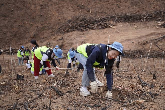 블랙야크강태선나눔재단은 식목일을 맞아 산림 복원 활동 '그린야크X숲으로 숲으로' 캠페인을 진행했다(블랙야크제공)