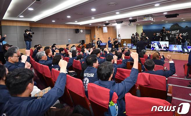 조국 조국혁신당 대표가 10일 오후 서울 여의도 국회의원회관에 마련된 개표상황실에서 출구조사 결과를 지켜본 뒤 당원들과 함께 환호 하고 있다. (공동취재) 2024.4.10/뉴스1 ⓒ News1 구윤성 기자