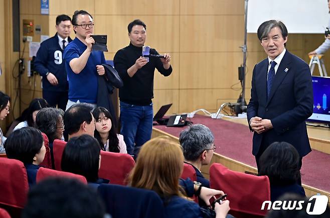 조국 조국혁신당 대표가 10일 오후 서울 여의도 국회의원회관에 마련된 개표상황실에서 출구조사 결과를 지켜본 뒤 당원들과 대화를 하고 있다. (공동취재) 2024.4.10/뉴스1 ⓒ News1 구윤성 기자