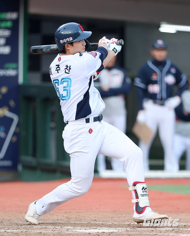 롯데가 이주찬 결승 적시타에 힘입어 10회 연장 승부 끝에 7일 두산을 꺾고 7-6으로 승리를 거뒀다. 사진 | 롯데 자이언츠