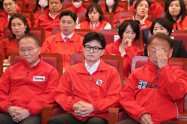 한동훈 국민의힘 총괄선대위원장 등이 10일 서울 여의도 국회도서관에 마련된 국민의힘 제22대 국회의원선거 개표상황실에서 침울한 표정으로 출구조사 결과를 시청하고 있다. /뉴스1