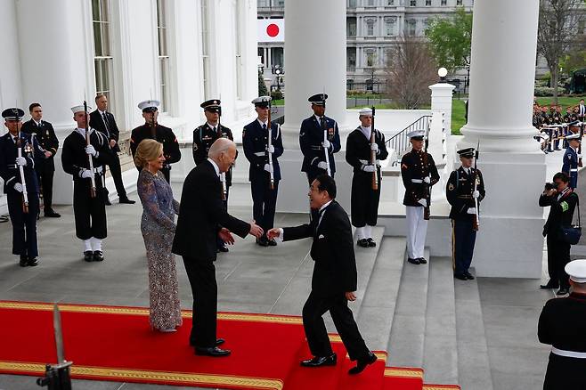 조 바이든 미국 대통령이 질 바이든 여사와  4월 10일 미국 워싱턴 백악관에서 열린 공식 국빈 만찬에 앞서 기시다 후미오 일본 총리를 환영하고 있다. 로이터 뉴스1