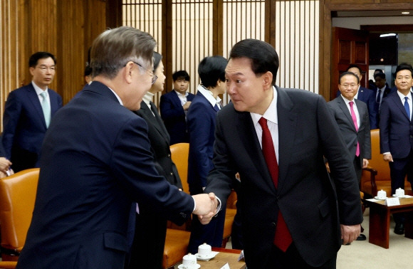 윤석열 대통령이 지난해 10월31일 2024년도 예산안 및 기금운용계획안 대통령 시정연설을 하러 국회를 찾은 것을 계기로 진행된 여야 대표단 환담에 앞서 이재명 민주당 대표와 인사하고 있다. 연합뉴스