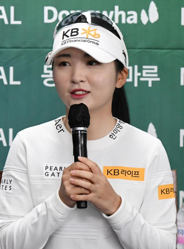 이예원이 10일 인천 클럽72 하늘코스에서 열린 한국여자프로골프(KLPGA) 메디힐·한국일보챔피언십 공식기자회견에서 취재진의 질문에 답변하고 있다.인천=왕태석 선임기자