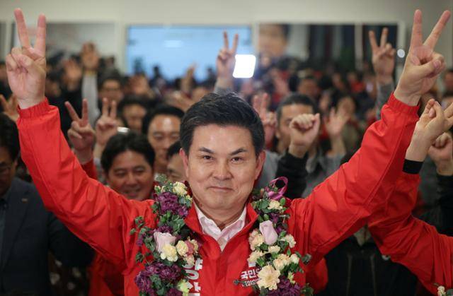 김태호 국민의힘 경남 양산을 후보가 11일 오전 양산시 자신의 선거사무소에서 지지자들 에게 두 손을 번쩍 들어 인사하고 있다. 연합뉴스