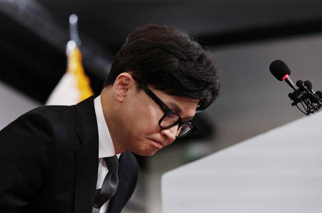 한동훈 국민의힘 비상대책위원장 겸 총괄선거대책위원장이 11일 서울 여의도 중앙당사에서 총선 결과에 따른 위원장직 사퇴 입장을 밝히며 고개를 숙이고 있다. 뉴스1