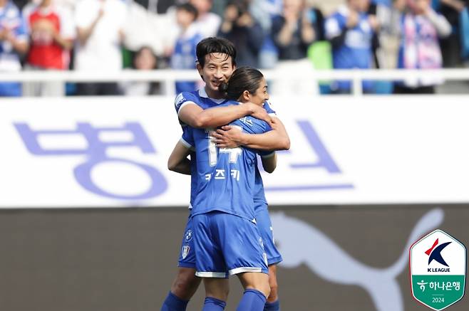 수원의 세 번째 골을 합작한 김현과 카즈키. 사진=프로축구연맹