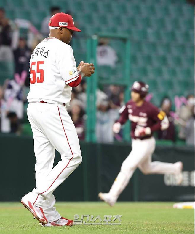 2024 프로야구 SSG 랜더스와 키움 히어로즈의 경기가 11일 오후 인천SSG랜더스필드에서 열렸다. 3회 초 엘리아스가 최주환의 투런홈런에 이어 김휘집에게 솔로홈런을 허용한 후 아쉬워하고 있다. 인천=김민규 기자 mgkim1@edaily.co.kr /2024.04.11/