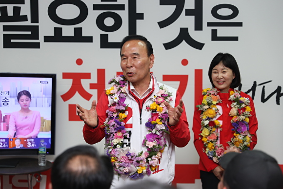 보은·옥천·영동·괴산에 출마한 국민의힘 박덕흠 후보가 당선을 확정 지은 뒤 지지자들에게 소감을 말하고 있다. [사진=박덕흠 의원실]