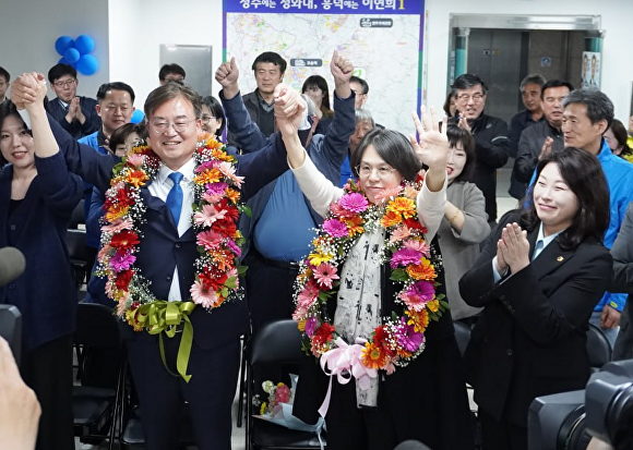 이연희 더불어민주당 청주 흥덕 국회의원 후보가 10일 당선 확정 후 두손을 높게 들어 올리고 있다. [사진=이연희 선거캠프]