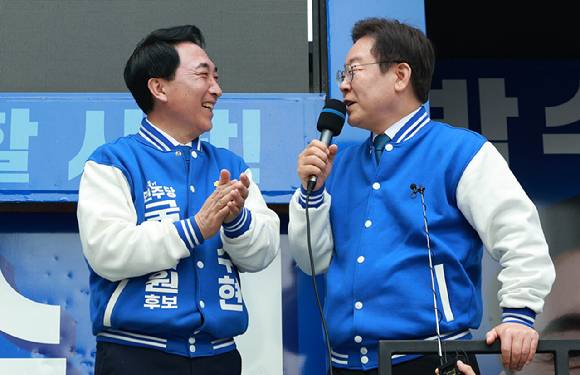 이재명 더불어민주당 대표(오른쪽)가 5일 오후 충남 공주시 공주대학교 후문 삼거리에서 박수현 공주부여청양 후보 지지유세를 하고 있다. [사진=뉴시스]