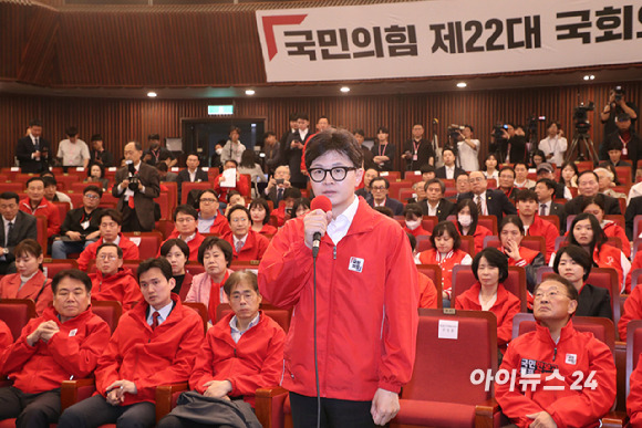 한동훈 국민의힘 비상대책위원장이 10일 오후 서울 여의도 국회도서관 대강당에 마련된 국민의힘 제22대 국회의원선거 개표상황실에서 출구조사 시청 후 입장을 발표하고 있다. [사진=곽영래 기자]