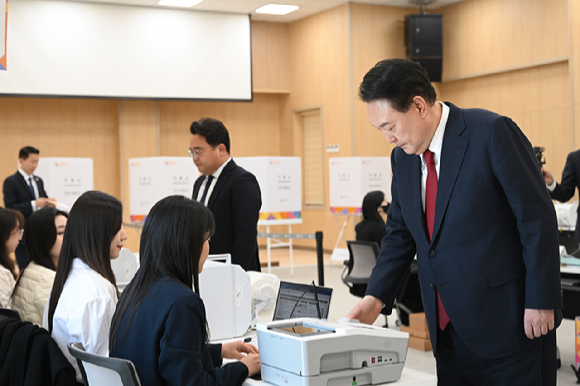 윤석열 대통령이 5일 부산 명지동 행정복지센터에서 제22대 국회의원선거 사전투표를 하며 투표함에 용지를 투입하고 있다. 2024.04.05. [사진=대통령실]