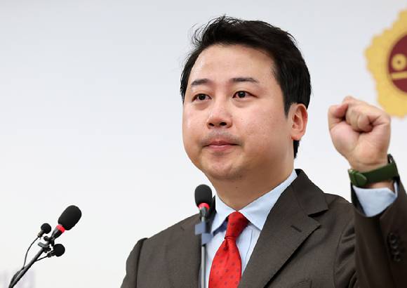 장예찬 국민의힘 전 청년최고위원이 지난달 18일 오후 부산 연제구 부산시의회에서 기자회견을 열어 제22대 국회의원 선거 공천 최소 결정에 대해 무소속으로 출마한다는 뜻을 밝히고 있다. 2024.03.18. [사진=뉴시스]