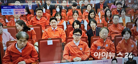 한동훈 국민의힘 비상대책위원장이 지난 10일 오후 6시 지도부와 함께 총선 상황실에서 지상파 방송 3사의 출구 조사를 침울한 표정으로 지켜보고 있다. [사진=KBS방송 캡쳐]