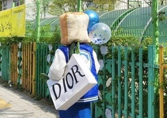 22대 총선 투표 당일인 10일 대구의 한 투표소 인근에서 ‘DIOR’(디올)이라고 적힌 종이가방을 든 유권자 모습이 포착됐다. 온라인커뮤니티 캡처