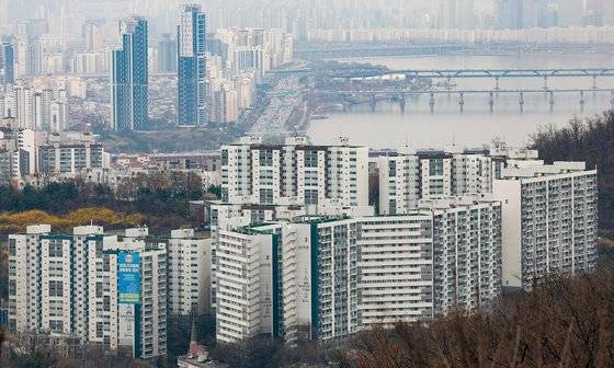 남산타워에서 본 아파트 단지 모습. 뉴스1