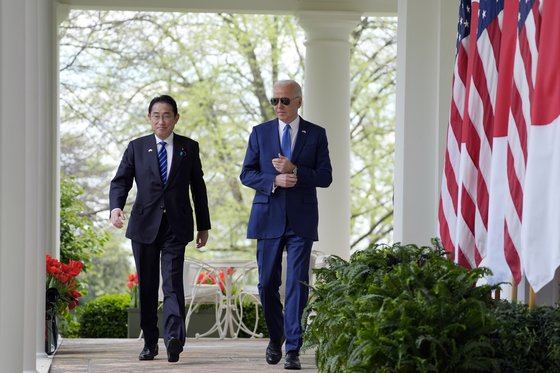 조 바이든 미국 대통령과 기시다 후미오 일본 총리가 10일(현지시간) 정상회담을 마친 뒤 공동 기자회견에 참여하기 위해 나란히 걷고 있다. AP=연합뉴스