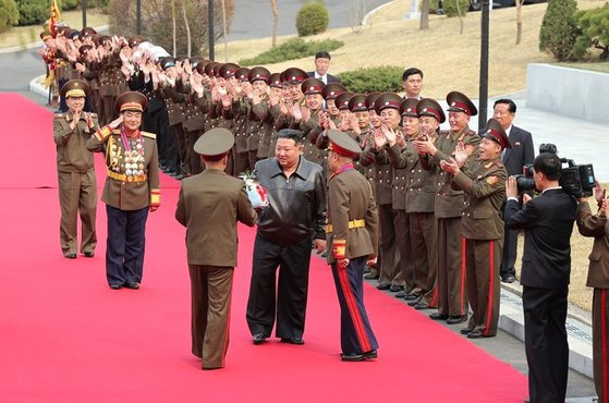 북한 노동당 기관지 노동신문은 11일 김정은 총비서가 전날 김정일군정대학을 현지지도했다고 보도했다. 뉴스1