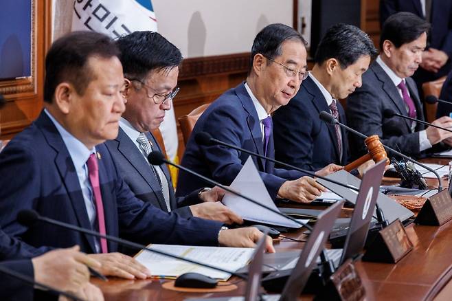 한덕수 국무총리를 비롯한 국무위원들이 11일 오전 서울 종로구 정부서울청사에서 열린 국무회의에 참석해 의사봉을 두드려 개회를 알리고 있다. /사진=연합뉴스