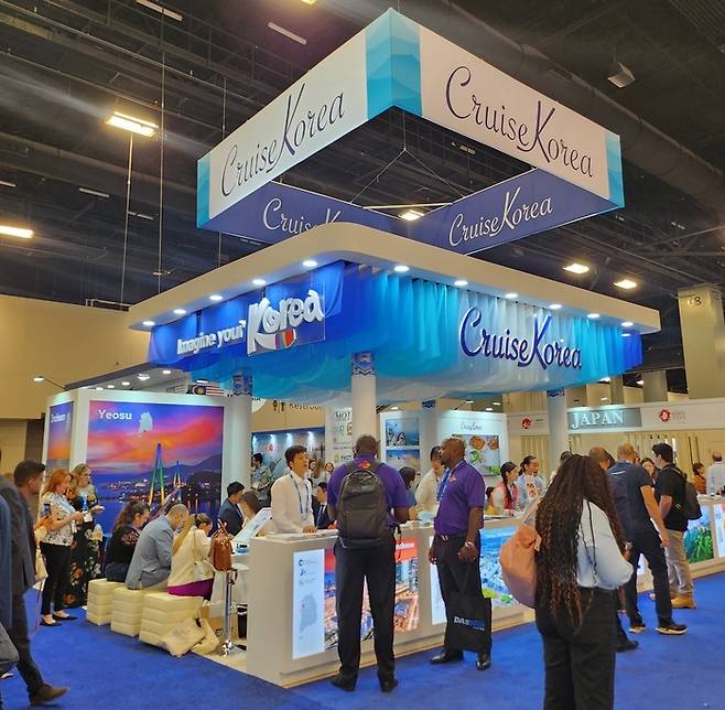 참가자들이 한국의 크루즈관광 홍보관을 방문하고 있다. 한국관광공사 제공