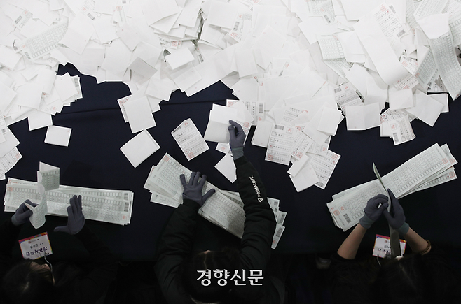 제 22대 총선이 실시된 10일 서울 용산구 선거관리위원회 개표소인 신광여자고등학교에서 투표용지 분류작업이 이루어지고 있다. 권도현 기자