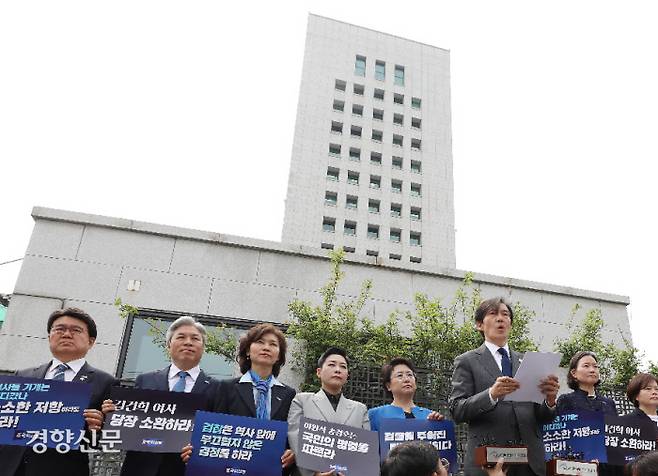 총선 끝나자마자 대검 방문 조국 조국혁신당 대표를 비롯한 22대 국회 비례대표 당선인들이 11일 서울 서초구 대검찰청 앞에서 윤석열 대통령 부인 김건희 여사에 대한 수사를 촉구하고 있다. 권도현 기자