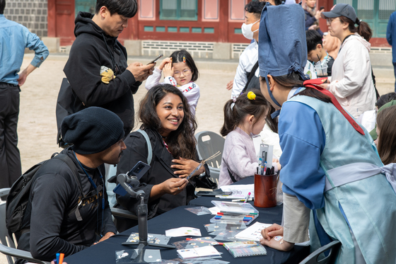 Foreign visitors to last year's K-Royal Culture Festival at the crafts section [CULTURAL HERITAGE ADMINISTRATION]