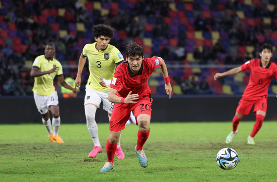 Kim Ji-soo, center, chases the ball during a U-20 World Cup match against Ecuador at Santiago del Estero Stadium in Argentina on June 1, 2023. [YONHAP]