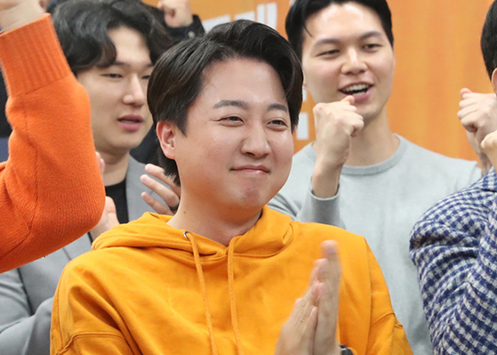 Lee Jun-seok, leader of the Reform Party, smiles after seeing an exit poll projection at an election office in Hwaseong, Gyeonggi, on Wednesday. [NEWS1]