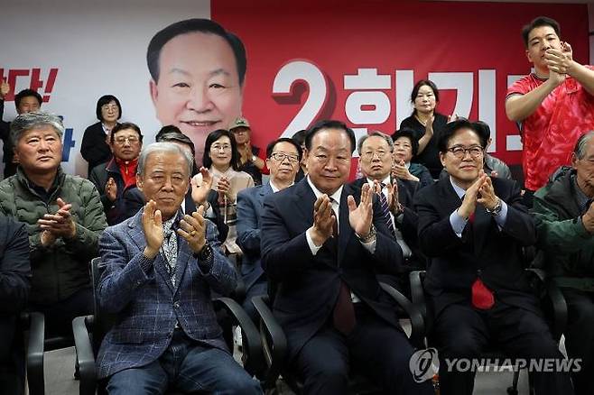 국민의힘 한기호 강원 춘천·철원·화천·양구 을 후보(앞줄 가운데)가 10일 오후 강원 춘천시 우두동의 의원 사무실에서 당선이 확실시되자 지지자들로부터 박수를 받고 있다. 2024.4.10 (연합뉴스 제공)