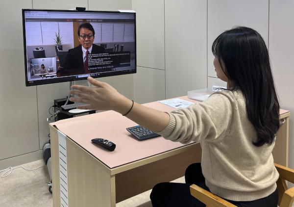 대전 서구에 있는 대전고용복지플러스센터에서 지난 9일 한 관계자가 인공지능(AI) 모의 면접을 시연하고 있다. 고용노동부 제공