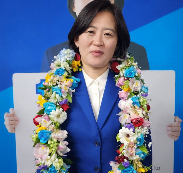 더불어민주당 박지혜 당선인(의정부갑)이 총선 승리의 화환을 걸고 미소를 짓고 있다. 김창학 기자