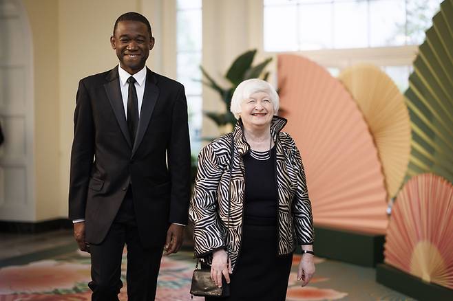 10일(현지시간) 백악관에서 열린 기시다 후미오 일본 총리 국빈 방미 환영 만찬 행사에 참석한 제닛 옐런 미 재무장관과 에드웨일 아데예모 미 재무차관. [사진=UPI연합]