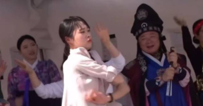 박씨 노래에 맞춰 춤추는 참가자들/사진=KBS 전국노래자랑 캡처