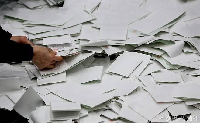 22대 국회의원 총선거가 열린 10일 대구 중구 동산동 성명여자중학교 체육관에 마련된 개표소에서 개표사무원들이 투표용지를 분류 중인 모습./사진=뉴시스