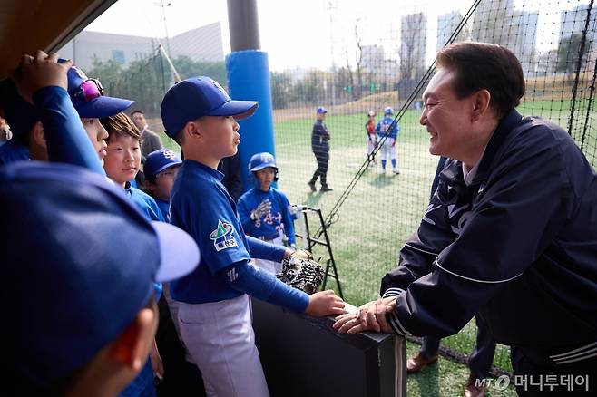 [서울=뉴시스] 윤석열 대통령이 6일 오후 서울 용산어린이정원 내 야구장을 방문해 연습경기 중인 초등학교 야구단 어린이들과 대화하고 있다. (사진=대통령실 제공) 2024.04.06. photo@newsis.com *재판매 및 DB 금지 /사진=