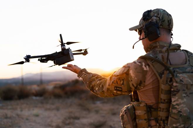 수조원의 투자금으로 개발된 미국산 드론이 비싼 가격에도 제기능을 하지 못하며 러시아·우크라이나 전쟁에서 중국산 드론에 밀리는 굴욕을 겪고 있다. 사진은 미국 드론 스타트업 스카이디오 드론을 시험 중인 미국 군인 /사진=블룸버그