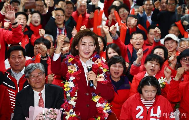 서울 동작구을에 출마한 국민의힘 나경원 후보가 11일 서울 동작구에 마련된 본인의 선거사무실에서 당선 확실이 되자 주먹을 불끈 쥐고 있다. 2024.04.11. /사진=뉴시스