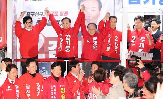 국민의힘이 제22대 국회의원 선거에서 대구 지역 12곳을 싹쓸이 했다. 사진은 한동훈 비상대책위원장이 지난 6일 대구 중구 동성로에서 대구지역 후보들과 함께 지지를 호소하고 있는 모습. /사진=뉴시스