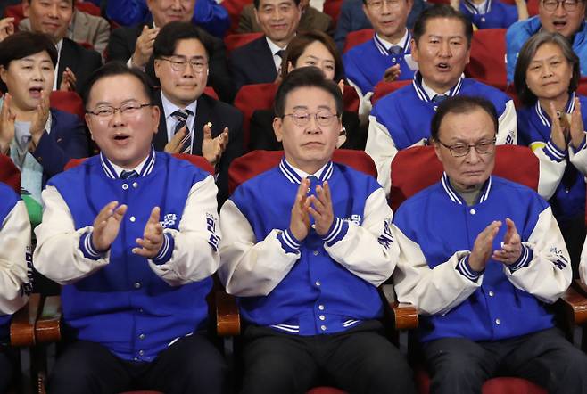 제22대 국회의원 선거에서 범야권이 승리하면서 원전업계 축소 가능성이 언급된다. 사진은 지난 10일 출구조사 결과를 확인하고 박수치는 이재명 더불어민주당 대표(가운데) 등 민주당 지도부. /사진=뉴스1