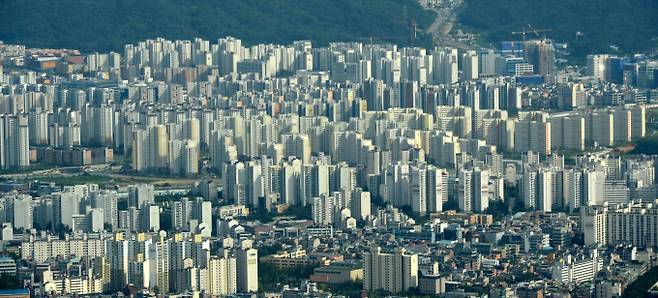 한국부동산원이 조사한 4월 둘째주(8일 기준) 전국 주간 아파트가격은 매매가가 0.01% 하락한 반면 전세가격은 0.03% 올랐다. 사진은 서울시내 한 아파트 밀집 지역. /사진=뉴시스