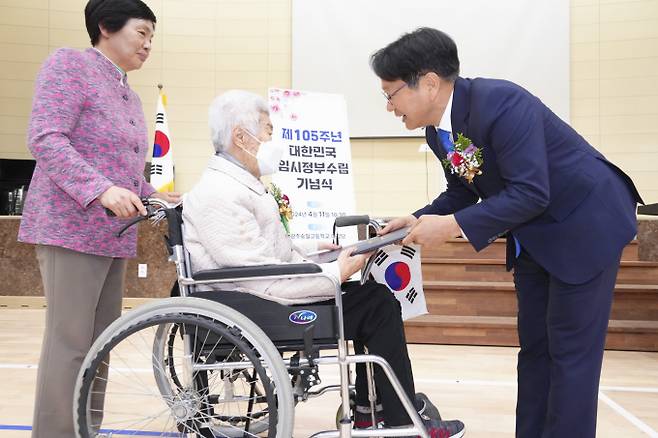 강기정 광주광역시장이 11일 오전 북구 숭일고등학교에서 열린 ‘제105주년 대한민국임시정부수립 기념식’에 참석해 독립유공자 고(故) 박화실 유족에게 건국포장을 전수하고 있다./사진=광주시