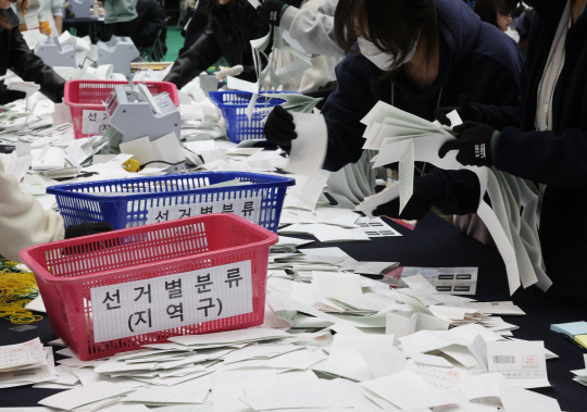 10일 오후 서울 관악구 서울대학교 종합체육관에 마련된 제22대 국회의원 선거 개표소에서 관계자들이 개표작업을 하고 있다. 뉴시스