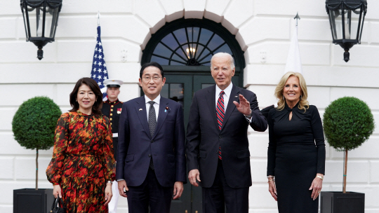 미국을 국빈 방문한 기시다 후미오(왼쪽 두번째) 일본 총리 부부가 9일 백악관에서 조 바이든 미국 대통령 부부와 기념사진을 찍고 있다.  로이터 연합뉴스