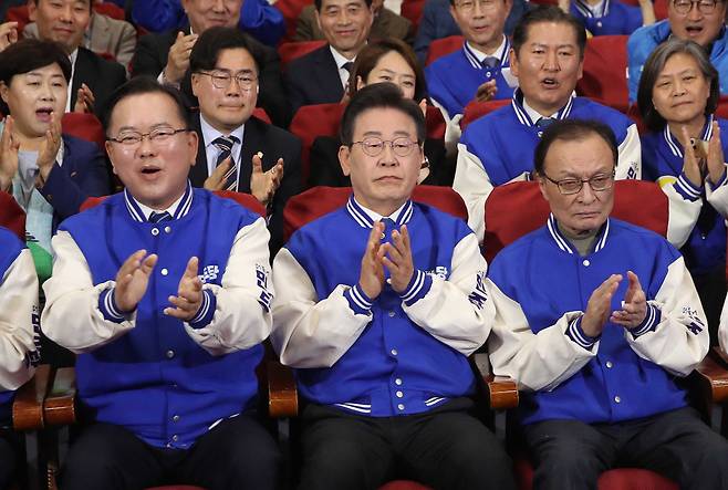 더불어민주당 이재명 대표, 이해찬·김부겸 상임공동선거대책위원장 등 당 지도부가 10일 오후 서울 여의도 국회 의원회관에 마련된 제22대 국회의원선거(총선) 민주당 개표 상황실에서 방송사 출구조사 결과를 지켜보며 환호하고 있다. [연합]