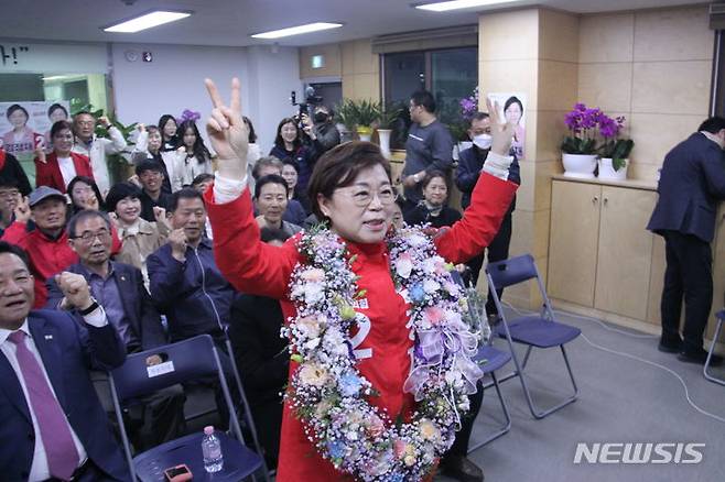 [포항=뉴시스] 안병철 기자 = 11일 국민의힘 김정재 후보(포항 북구)가 당선이 확정되자 지지자들과 함께 기뻐하고 있다. 2024.04.11. abc1571@newsis.com